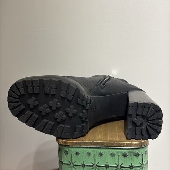 JLO Black Heeled Boots with Chunky High Heel and Platform Sole - Picture 6 of 9